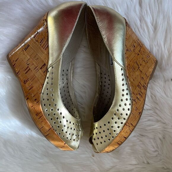 Steve Madden  Visible leather gold perforated slip on wedge peep toe heels SZ 8M - Picture 8 of 10